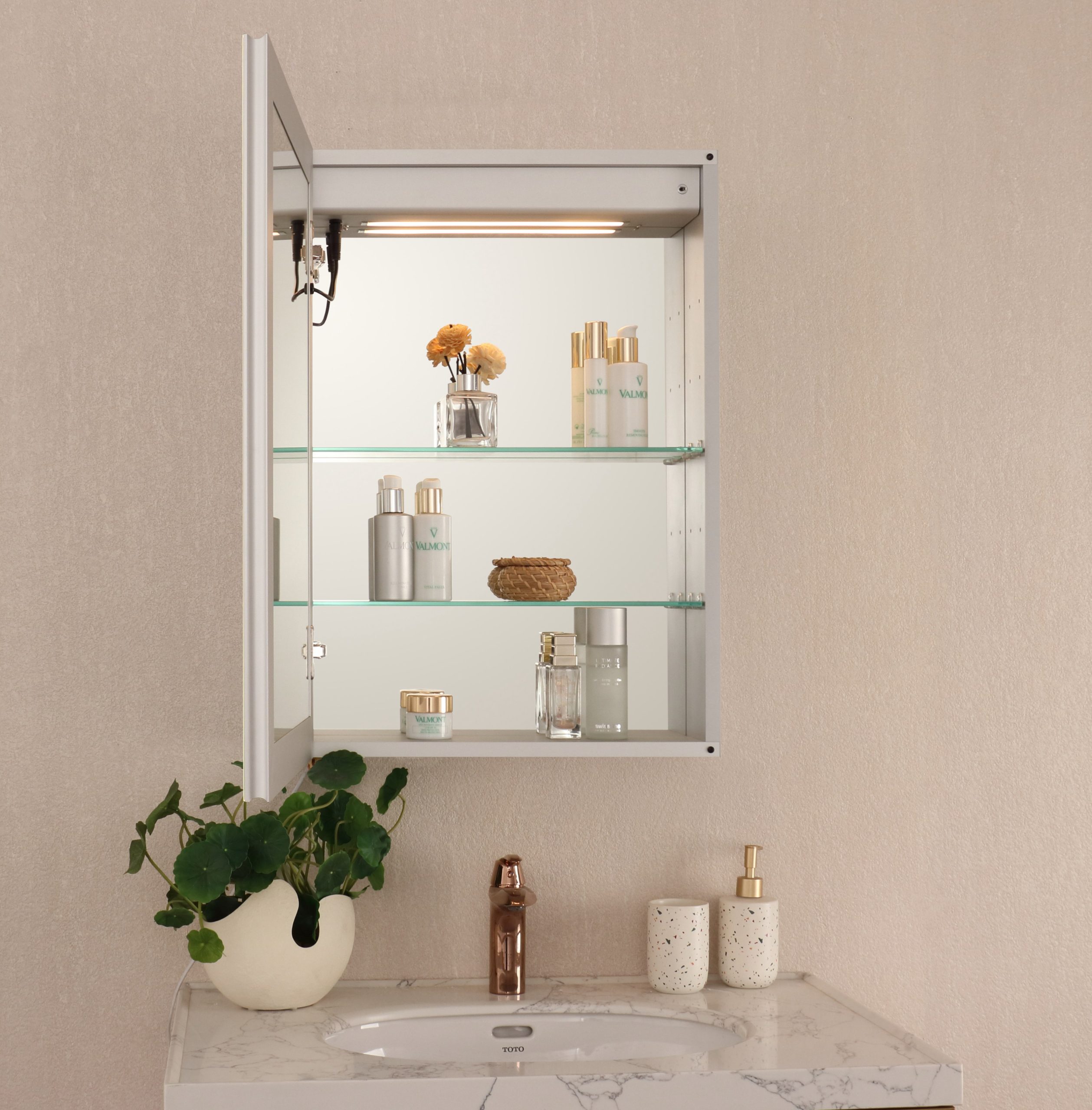 How to Select the Perfect Bathroom Mirror Cabinet with Lights