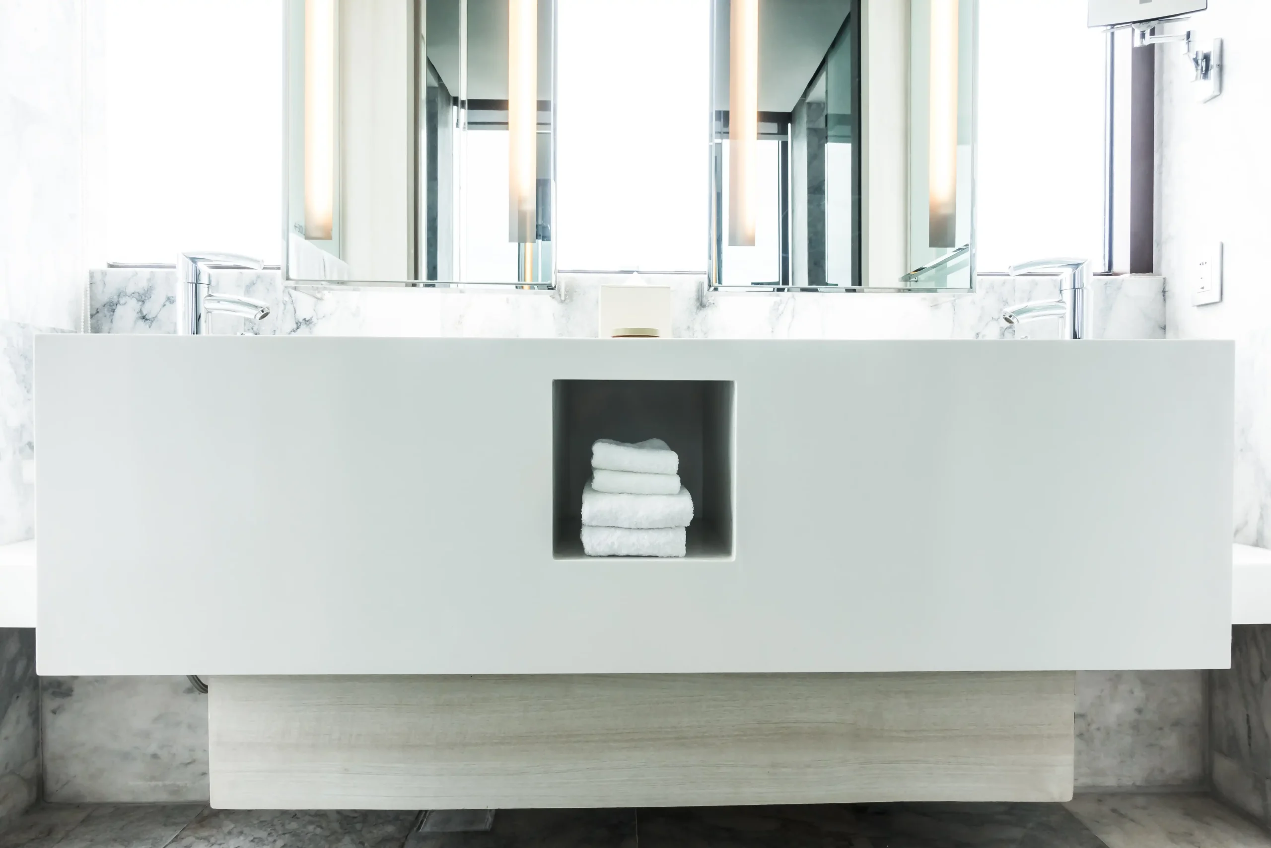 white-porcelain-sink-with mirror cabinet